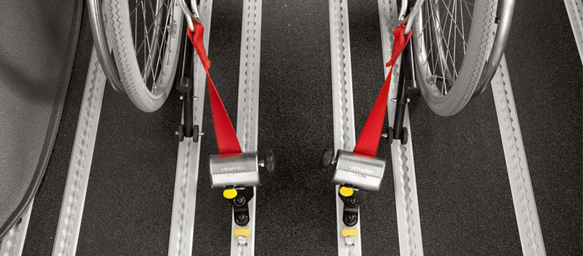 Cintos para fixação da cadeira de rodas e retenção de passageiros na cadeira de rodas